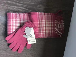 Conjunto bufanda y guantes lana rosa y hueso