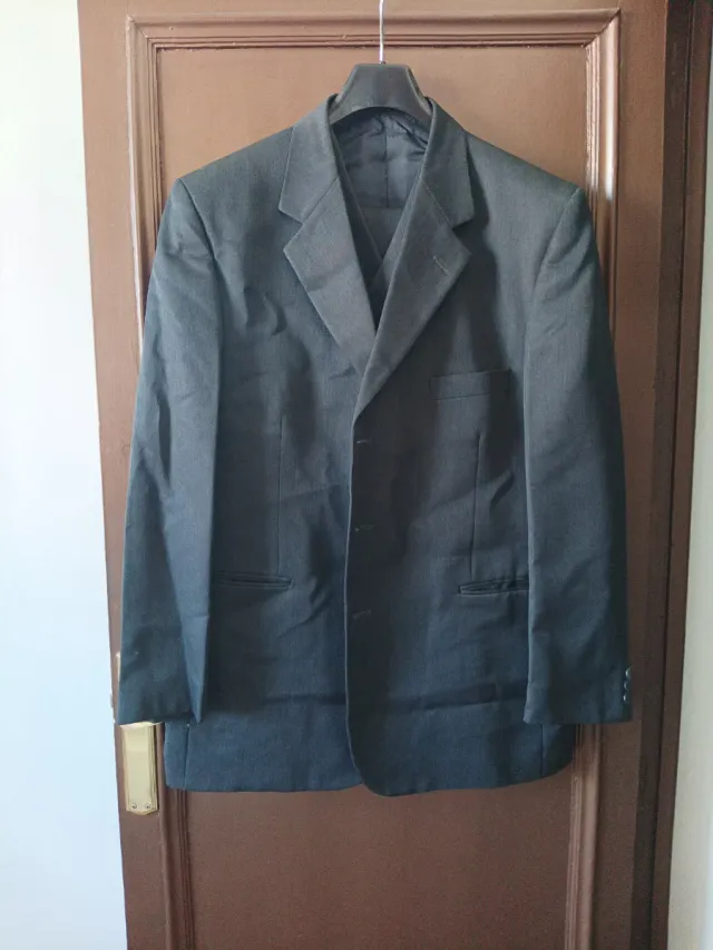 Fita masculina com colete cinza marinho