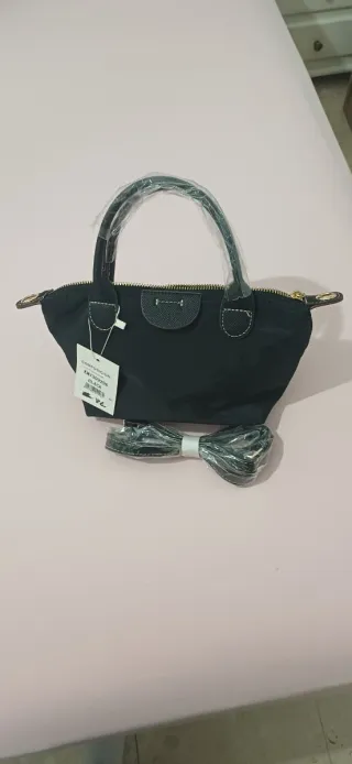 Bolso negro con asa y correa