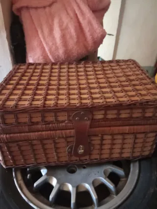 Cesta de picnic antigua de mimbre
