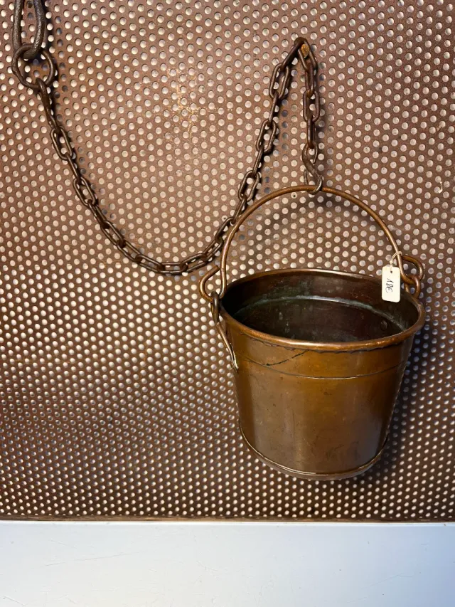 Cubo de cobre con cadena