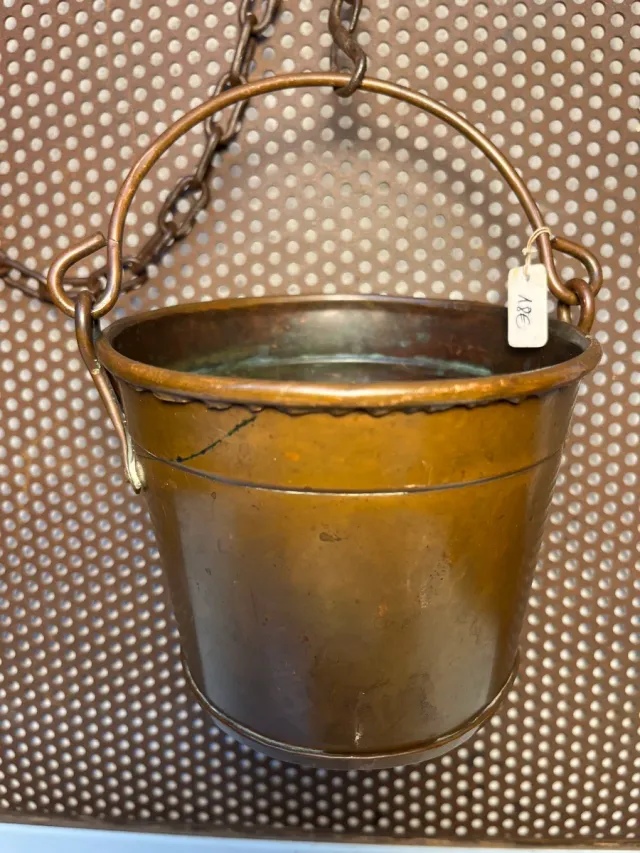 Cubo de cobre con cadena