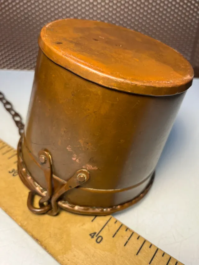 Cubo de cobre con cadena