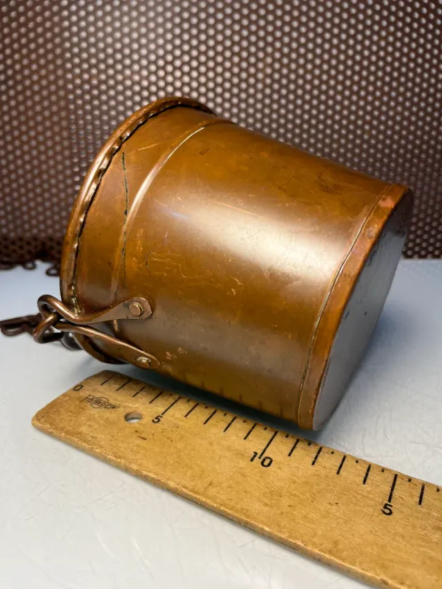 Cubo de cobre con cadena