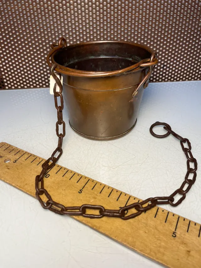 Cubo de cobre con cadena