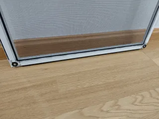 Mosquitera para ventana con ruedas