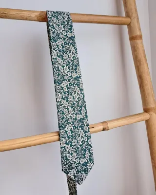 Corbata y pañuelo floral verde