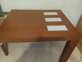 Mesa de comedor y sillas de madera