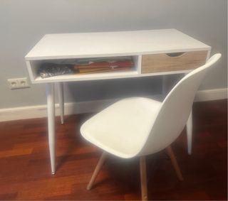 Escritorio y silla modernos