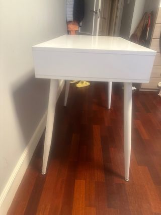 Escritorio y silla modernos