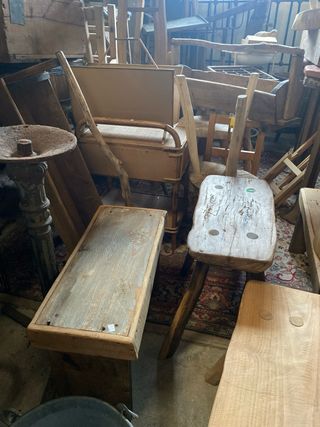 Bancos rústicos de madera