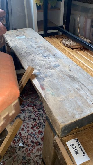 Bancos rústicos de madera