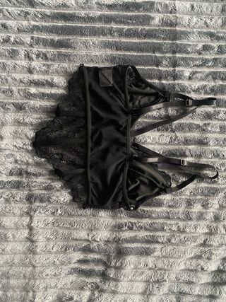 Top estilo corsé con encaje negro