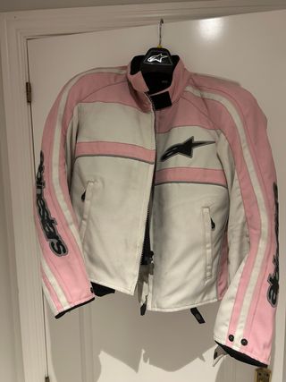 Chaqueta  Alpinestars y pantalon negro dainese