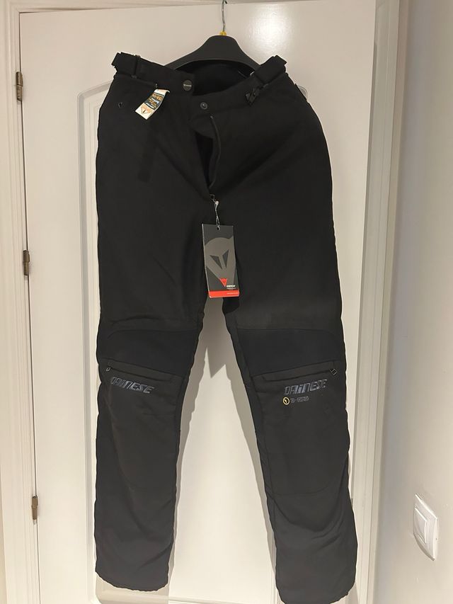 Chaqueta  Alpinestars y pantalon negro dainese