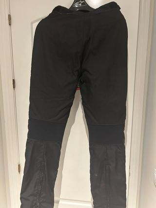 Chaqueta  Alpinestars y pantalon negro dainese