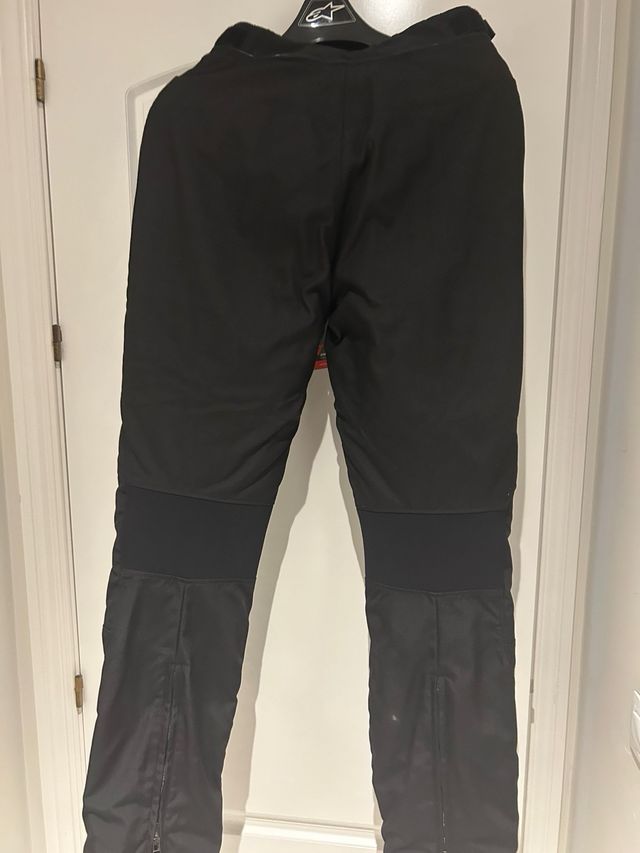 Chaqueta  Alpinestars y pantalon negro dainese