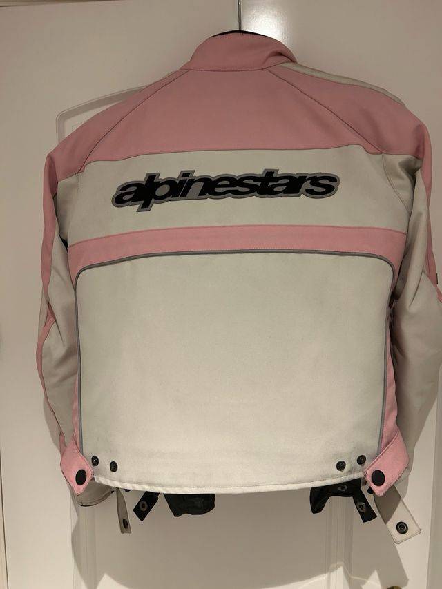 Chaqueta  Alpinestars y pantalon negro dainese