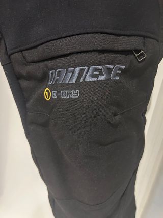 Chaqueta  Alpinestars y pantalon negro dainese