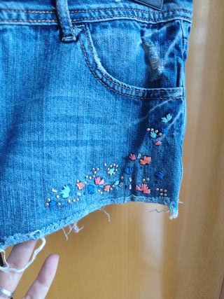 Shorts vaqueros desgastados con flores