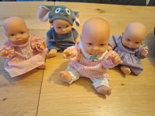 4 simpatici bambolotti in plastica dura