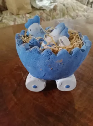 Uovo ceramica con gallina e pulcini