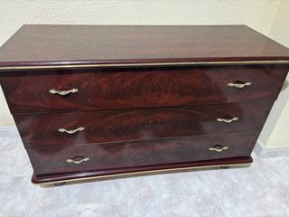 Cómoda de madera con detalles dorados