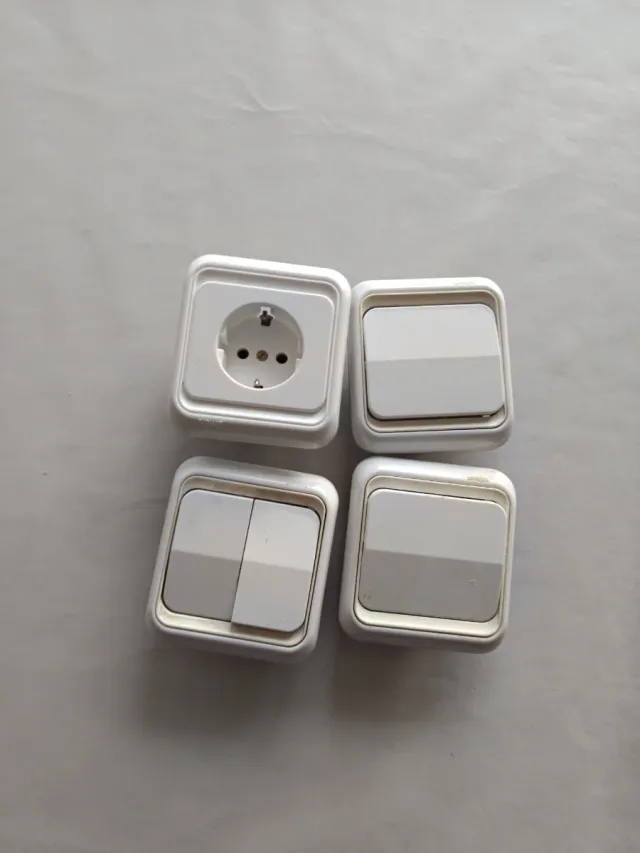 Mecanismos Simon 75 (Enchufe y Pulsadores)