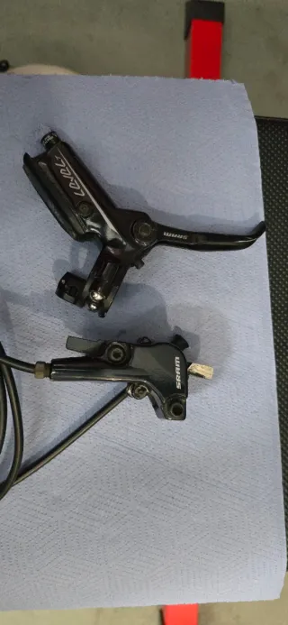 Pareja de frenos SRAM Level T. 4 pistones.