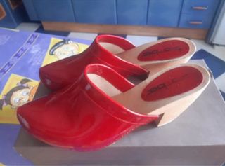 Zuecos rojos brillantes