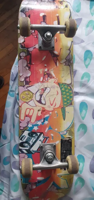 Monopatín con diseño graffiti