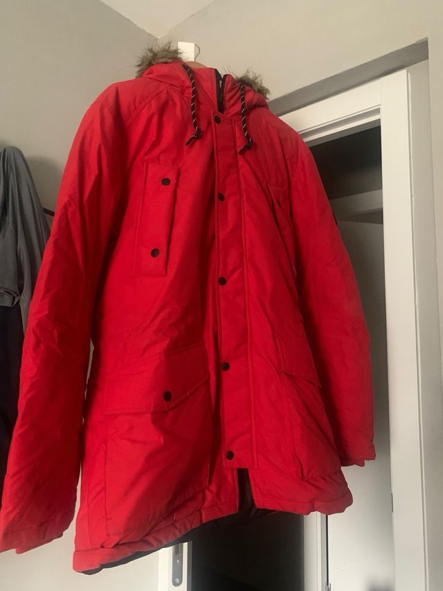 Parka roja con capucha y pelo