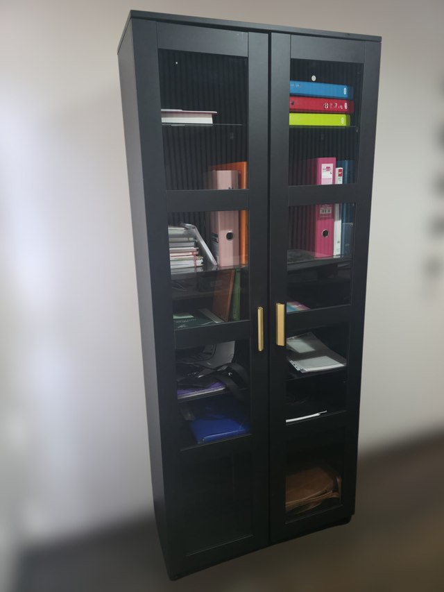 Vitrina negra con detalles dorados