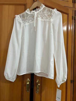 Blusa blanca con encaje