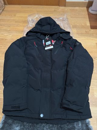 Abrigo negro con capucha