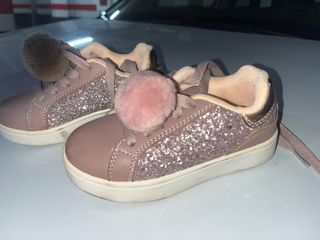 Zapatillas rosas con purpurina y pompón. Núm 26