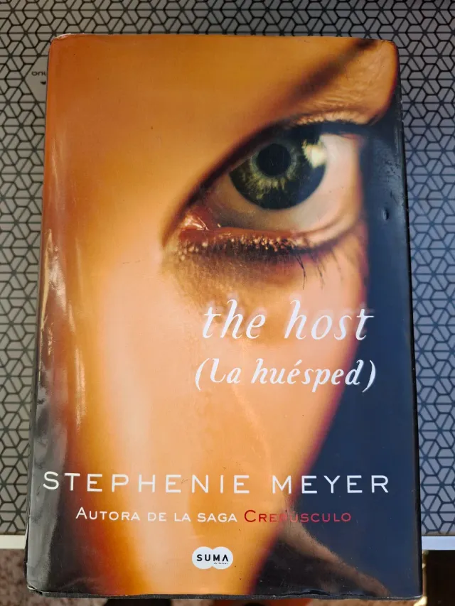 La huésped (The host) (Spanish Edition)