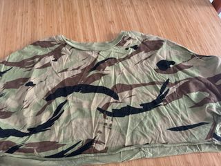 Camiseta con estampado de camuflaje