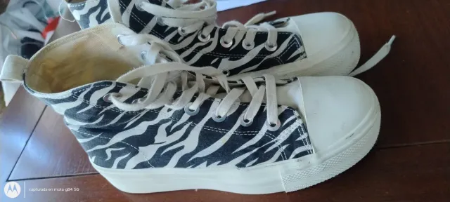 Zapatillas tipo Converse con estampado cebra