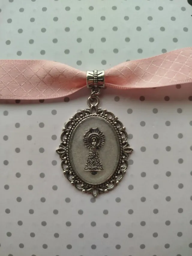 Medalla Niña Baturra Plata y blanco nacarado.