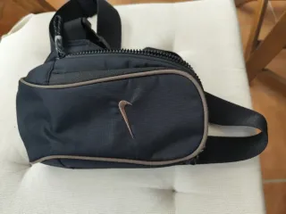 Bandolera Nike Negra con logo de la marca marrón