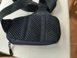 Bandolera Nike Negra con logo de la marca marrón