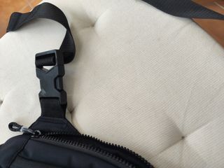 Bandolera Nike Negra con logo de la marca marrón