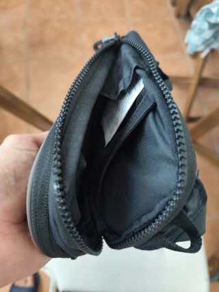 Bandolera Nike Negra con logo de la marca marrón