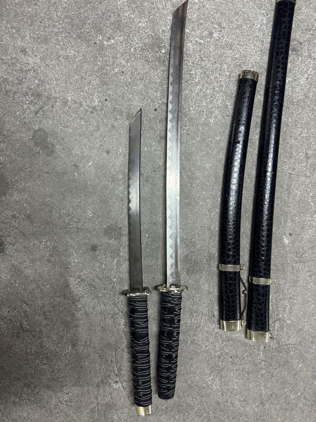 Set 2 espadas decorativas sin filo