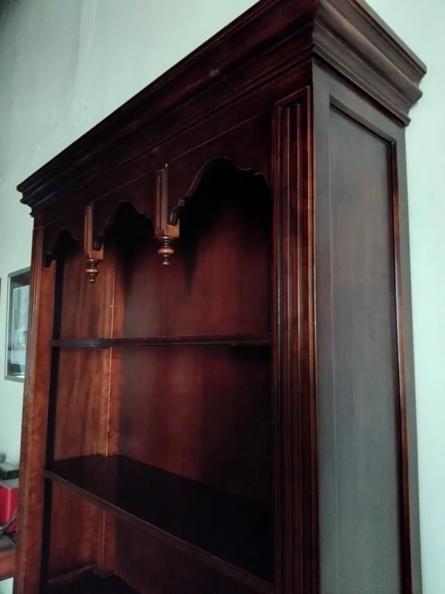 Mueble de madera con estantes y cajones