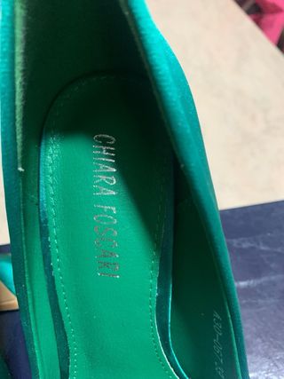 Décolleté punta in raso verde con fiocco elegante