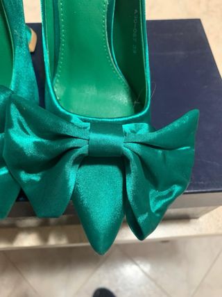 Décolleté punta in raso verde con fiocco elegante