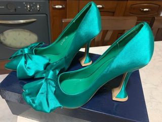 Décolleté punta in raso verde con fiocco elegante