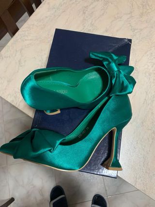 Décolleté punta in raso verde con fiocco elegante
